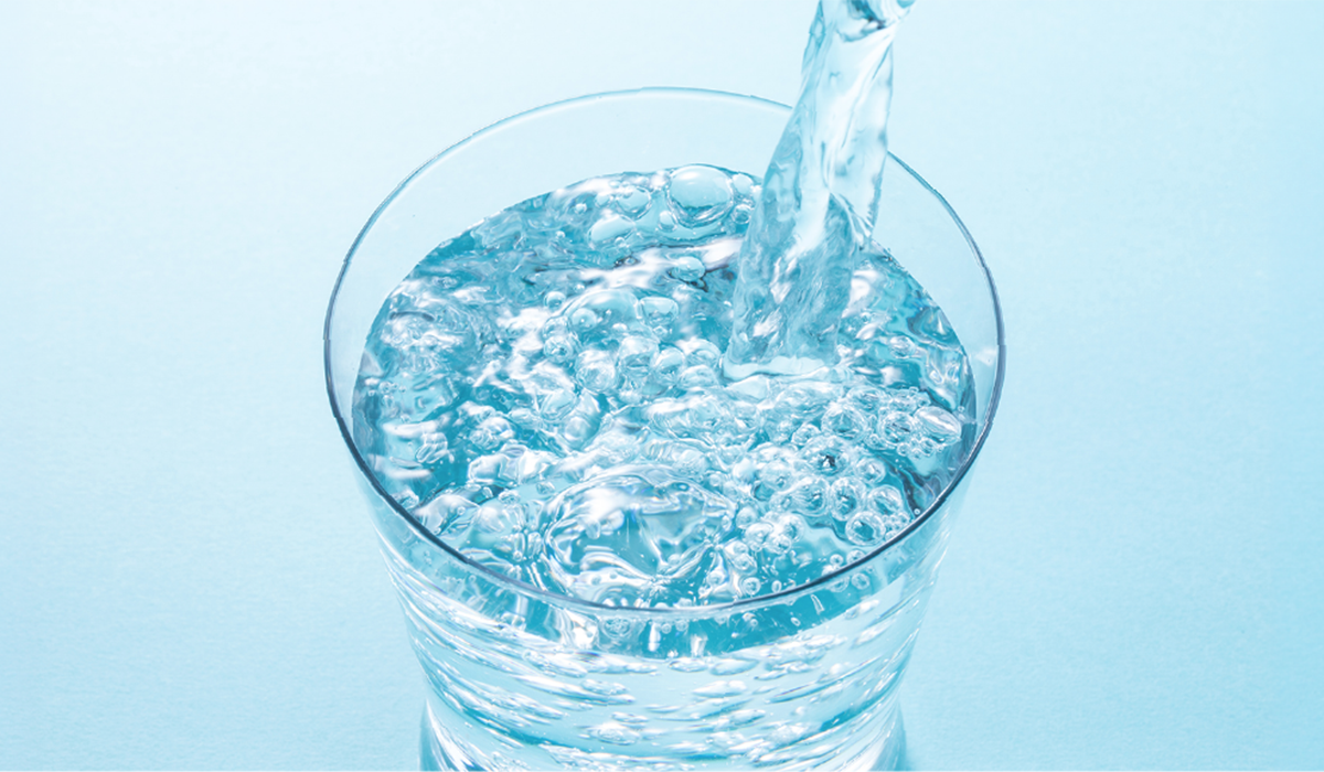 コップに注がれる綺麗な水